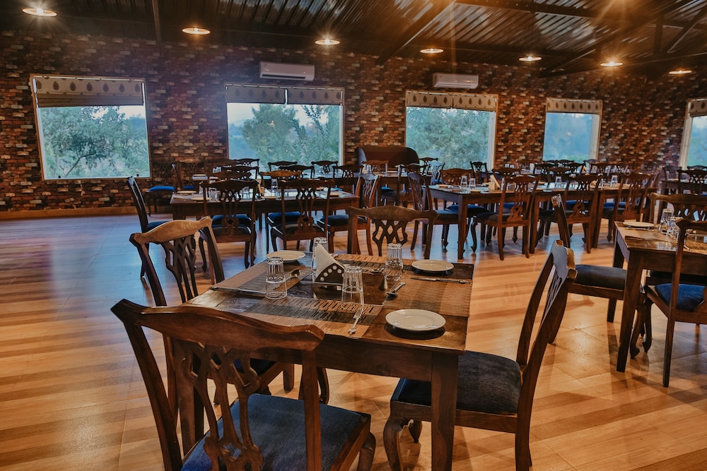Gir Lion Safari Camp 28/36