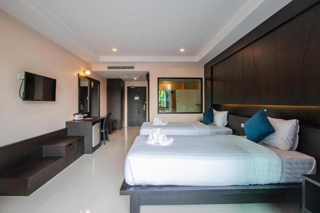 Deluxe, Twin Beds, Pool Access