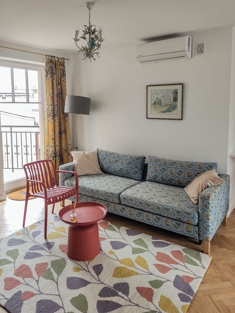 CRYSTAL SUITES OLD TOWN 40/68