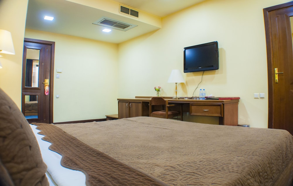 Ararat Hotel 20/50