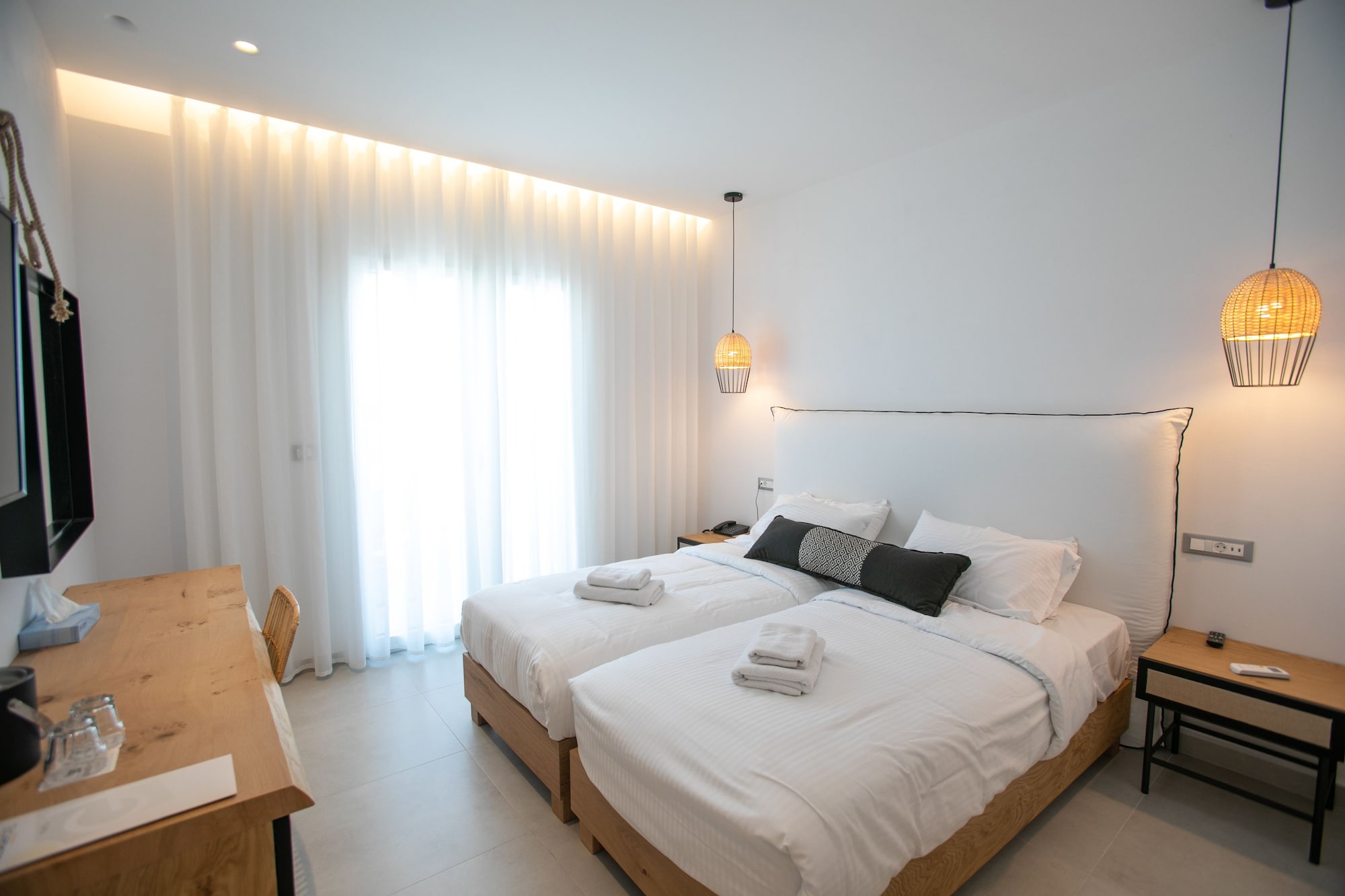 DELUXE, DOUBLE OR TWIN BED, PARTIAL SEA VIEW
