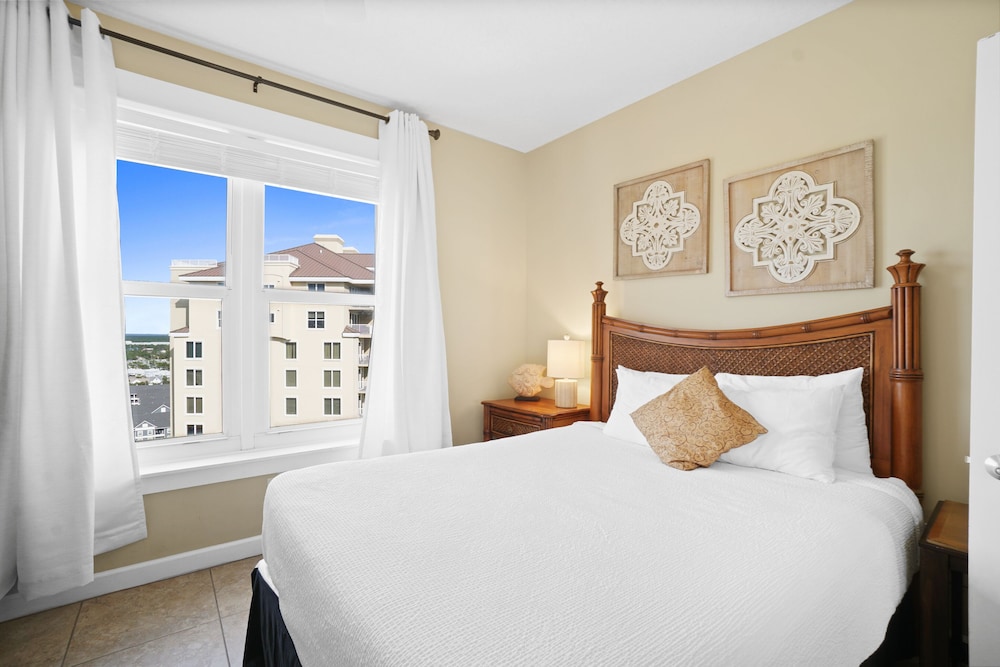 3 BEDROOMS, CONDO, SEA VIEW