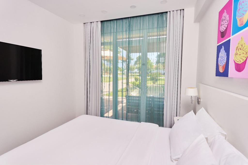 Garden, Junior Suite, Queen Bed, Sofa, Living Area 4/9