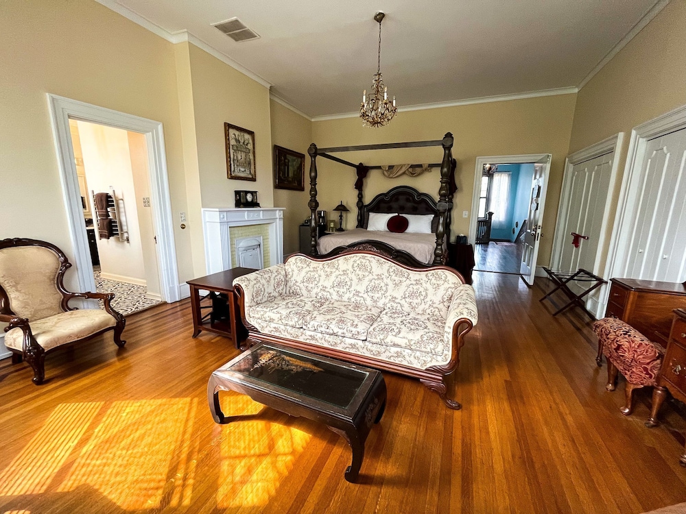 1912 Bed and Breakfast 24/59