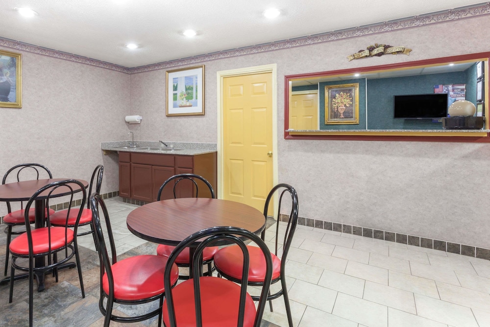 Days Inn by Wyndham Holladay 32/50