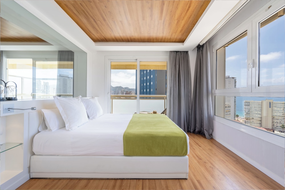 JUNIOR SUITE, QUEEN BED, SEA VIEW, TERRACE