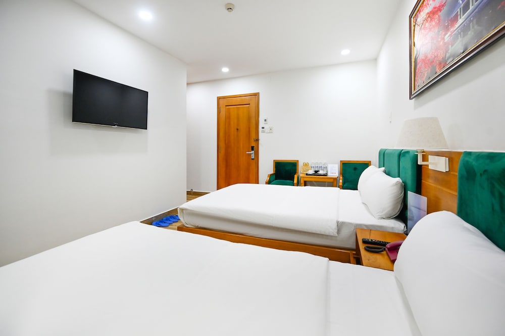 Vivian Hotel 11/19