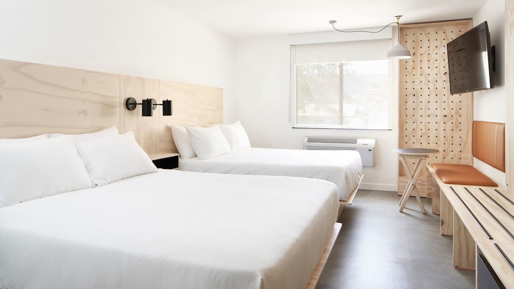 Room, 2 Queen Beds, Pool View