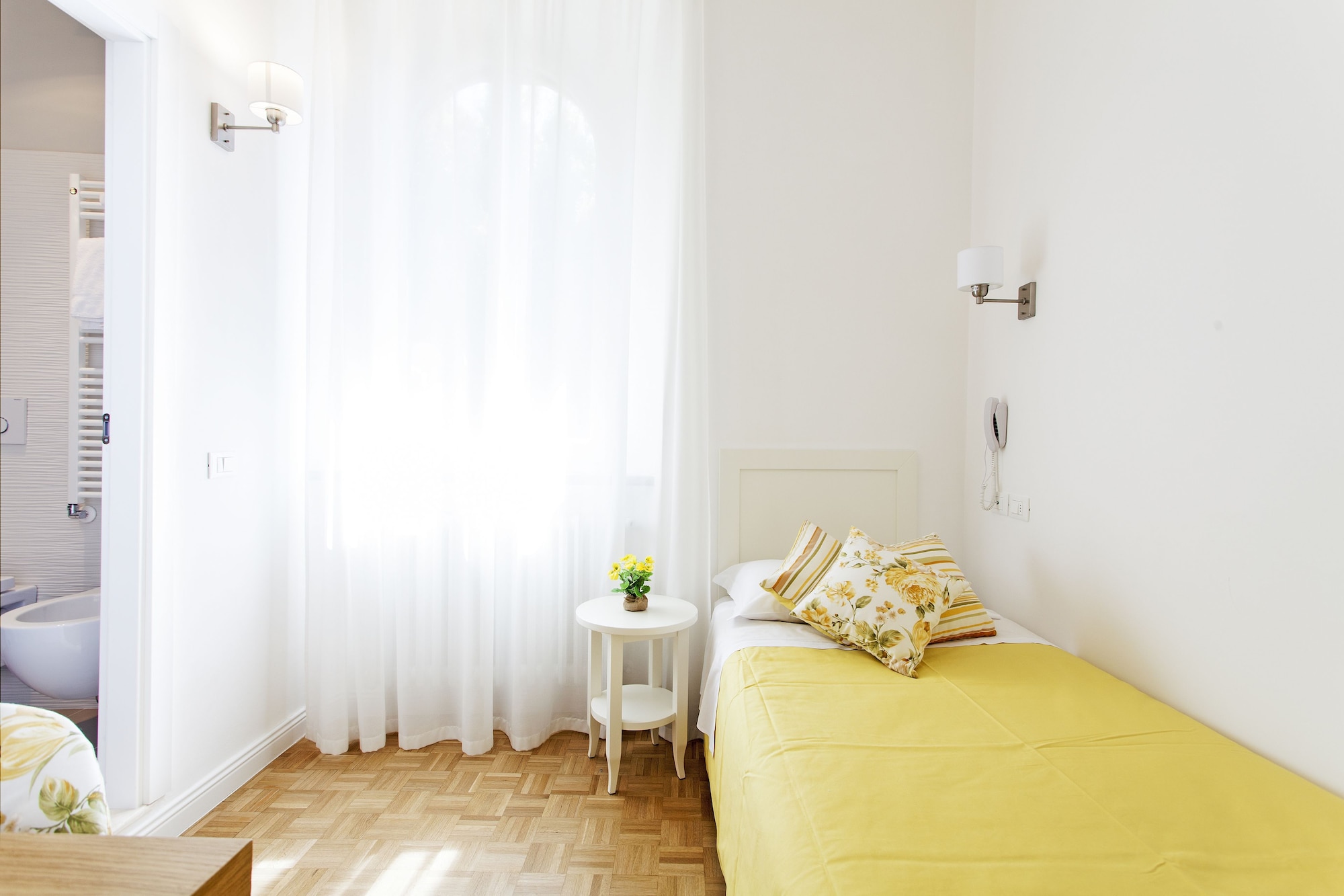 ROOM, SINGLE