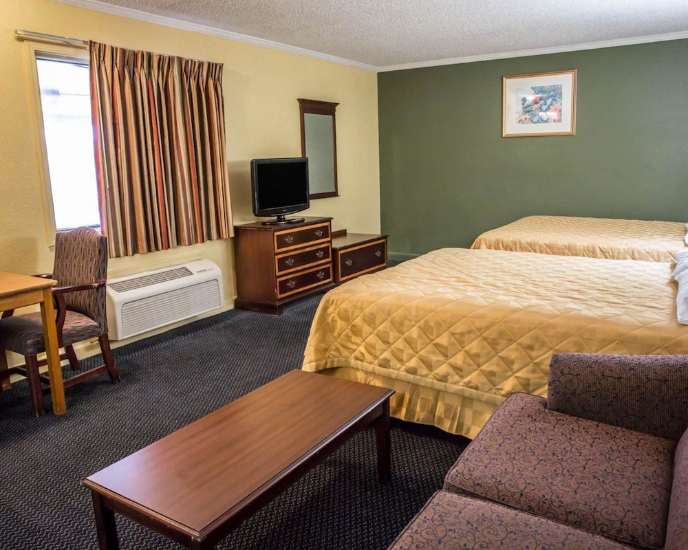 Rodeway Inn and Suites Plymouth Hwy 64 14/55