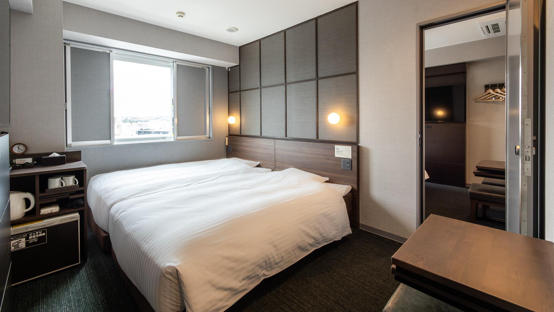 Connecting, Twin Beds