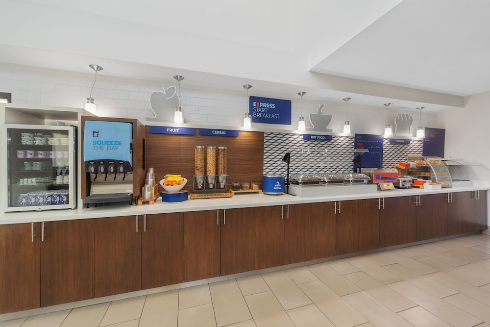 Holiday Inn Express & Suites Houston Nw - Tomball Area 13/70