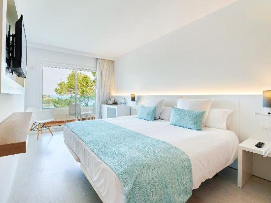 Room, Double and Twin Beds, Sea Front