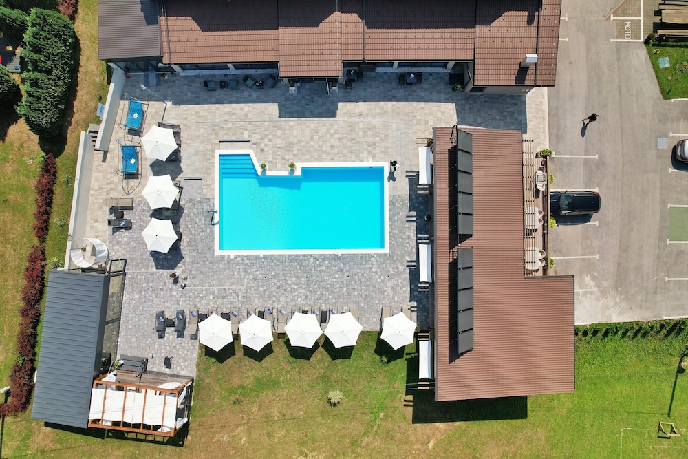 16 Lakes Hotel 8/68