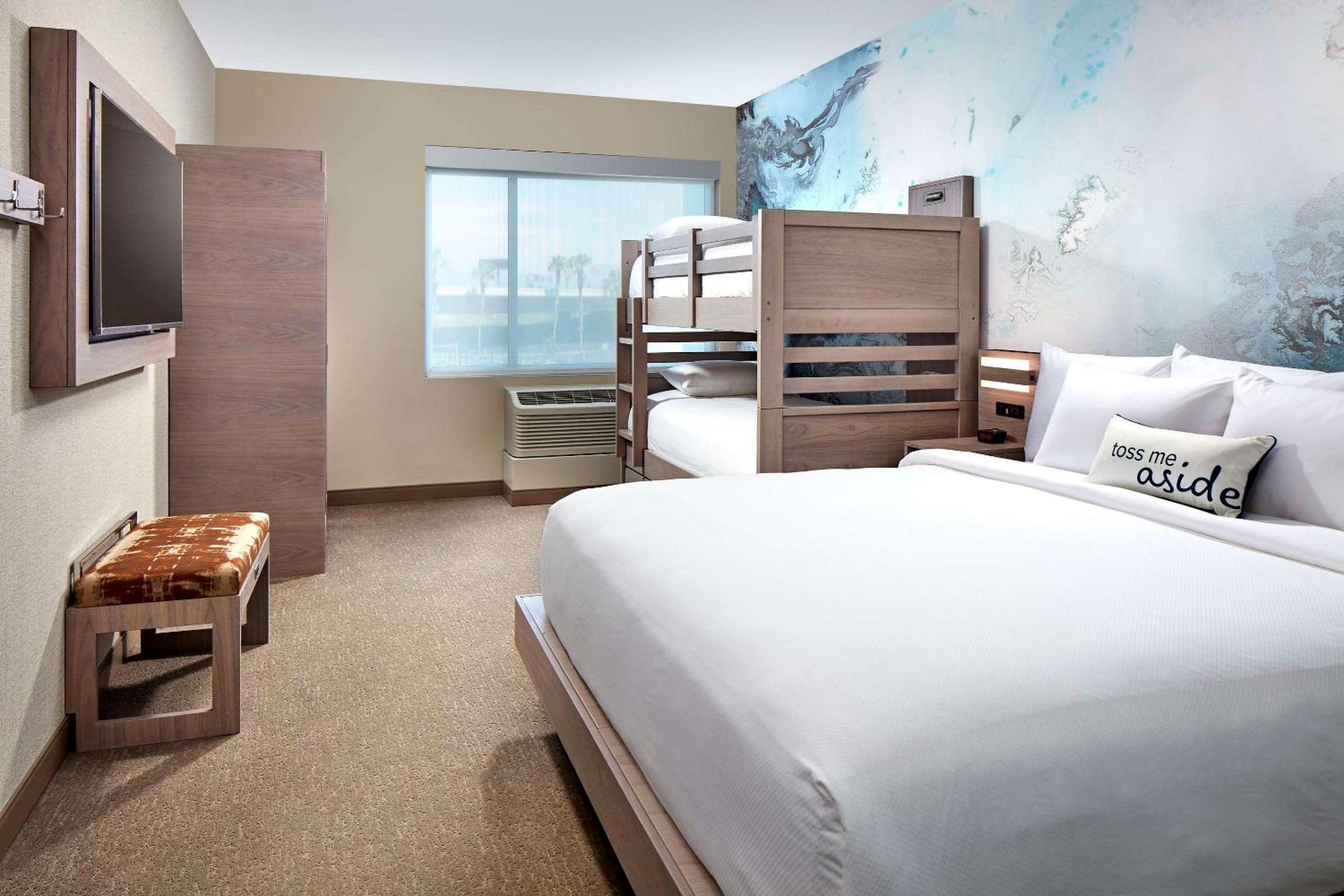 Room at Anaheim Suites Hotel, ANAHEIM - CA