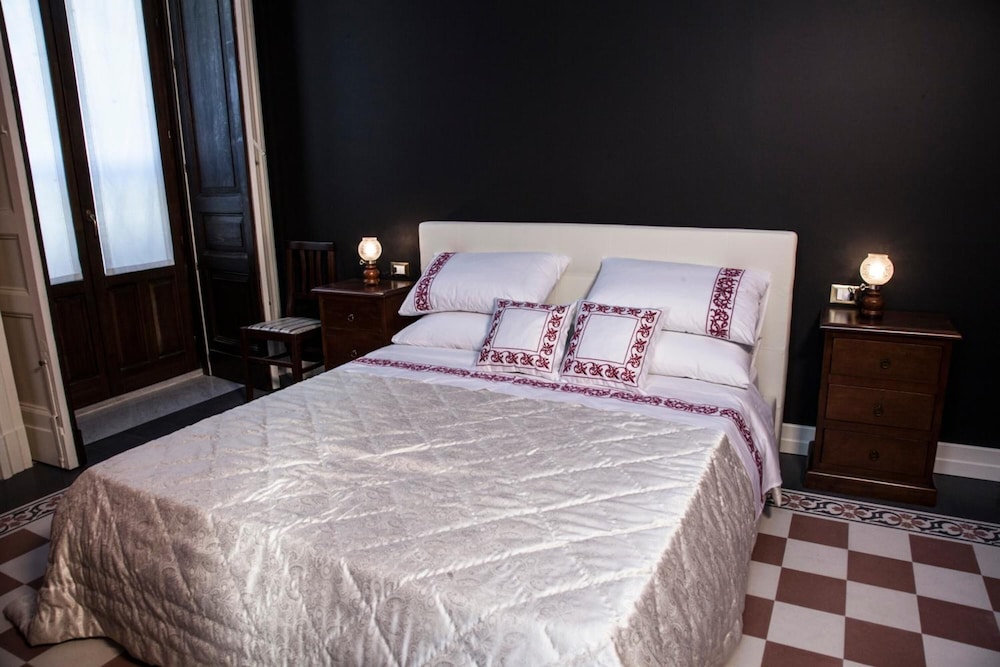 Art Fashion House Luxury Rooms 12/35