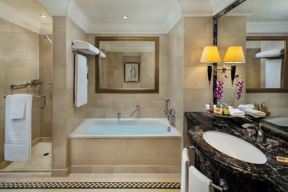 جناح بسرير كينج بإطلالة على المسبح بغرفة نوم واحدة، Intercontinental Phoenicia Beirut 7/7