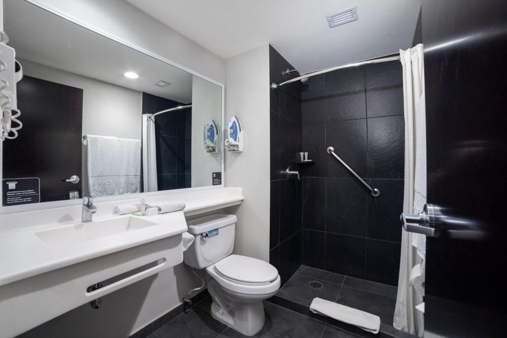 Guest Room, Queen Bed