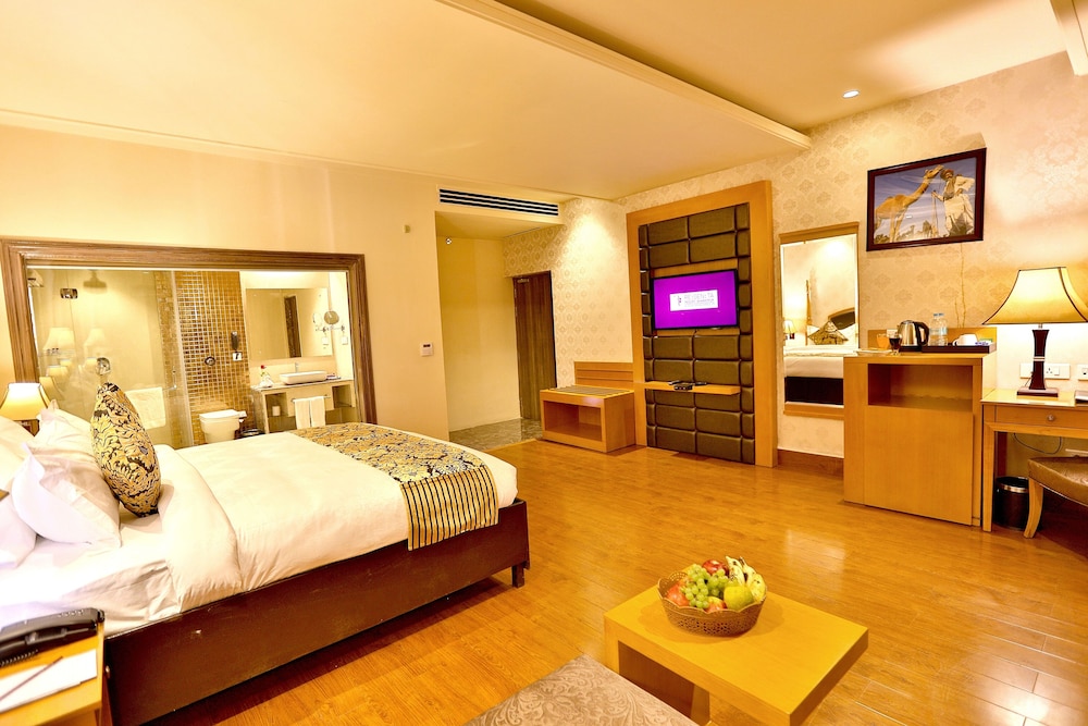 جناح تنفيذي بسرير كينج بشرفة، Regenta Resort Bharatpur 2/7