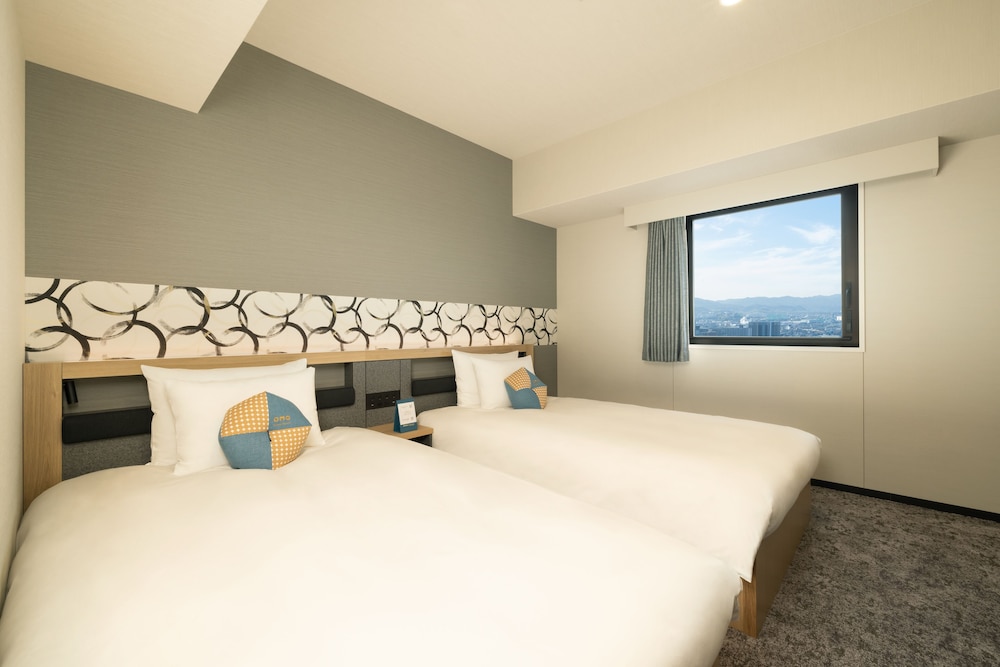 TWIN ROOM