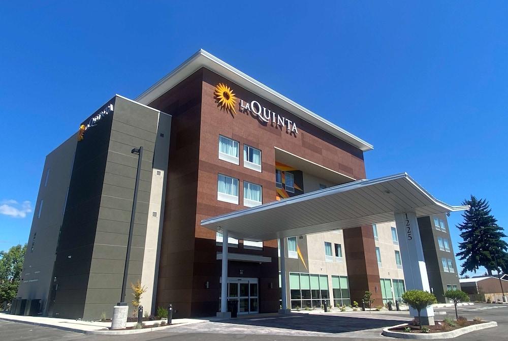 La Quinta Inn and Suites by Wyndham Centralia 2/50