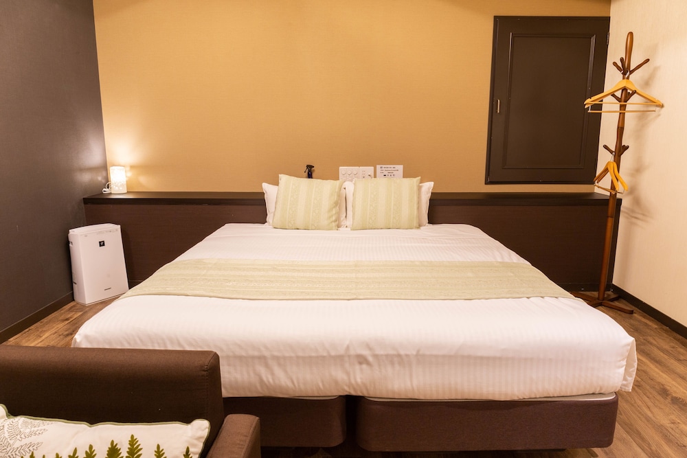 ECONOMY, DOUBLE BED, SMOKING