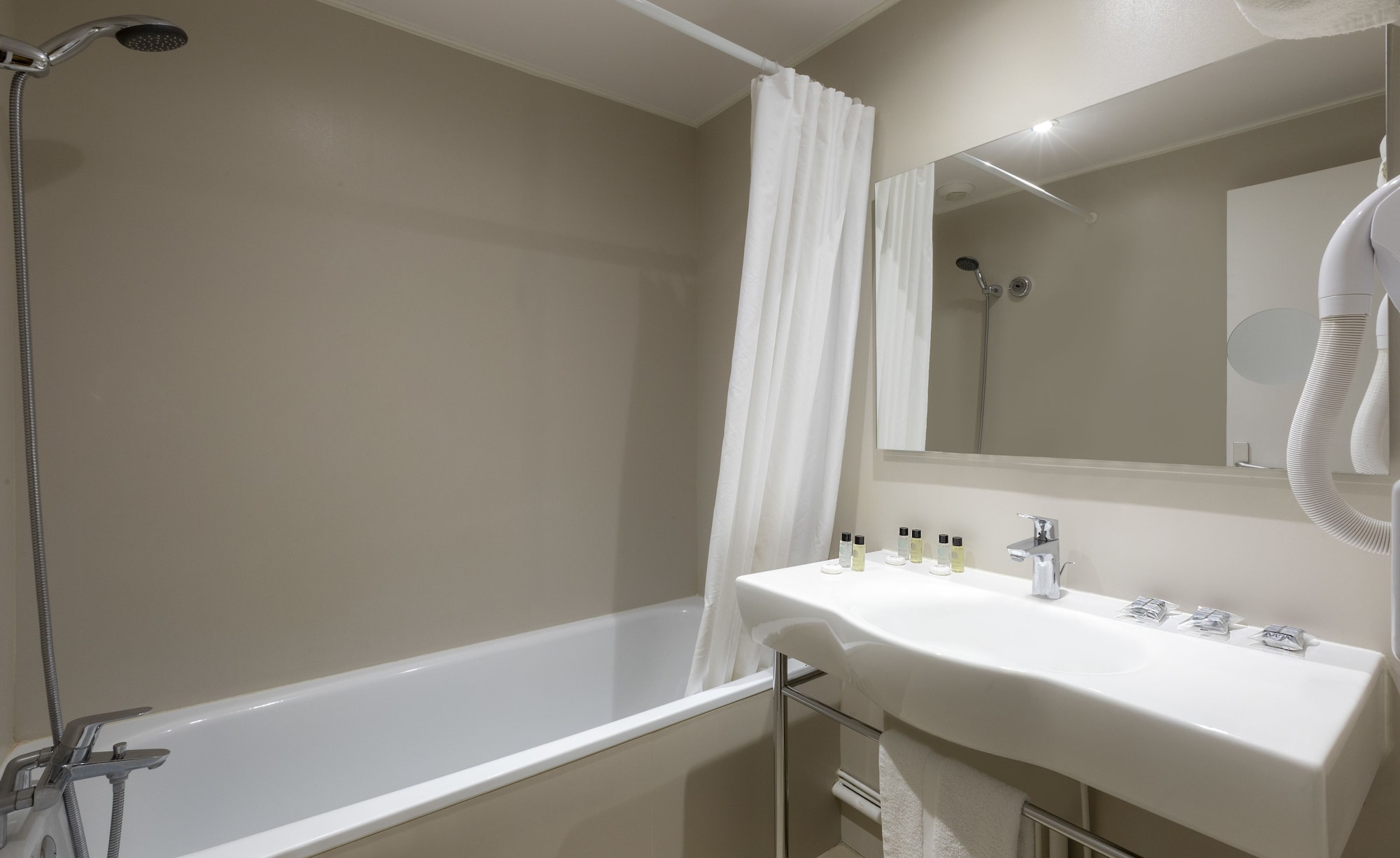 Parisienne, Twin Beds، Hotel Du Lion 4/4