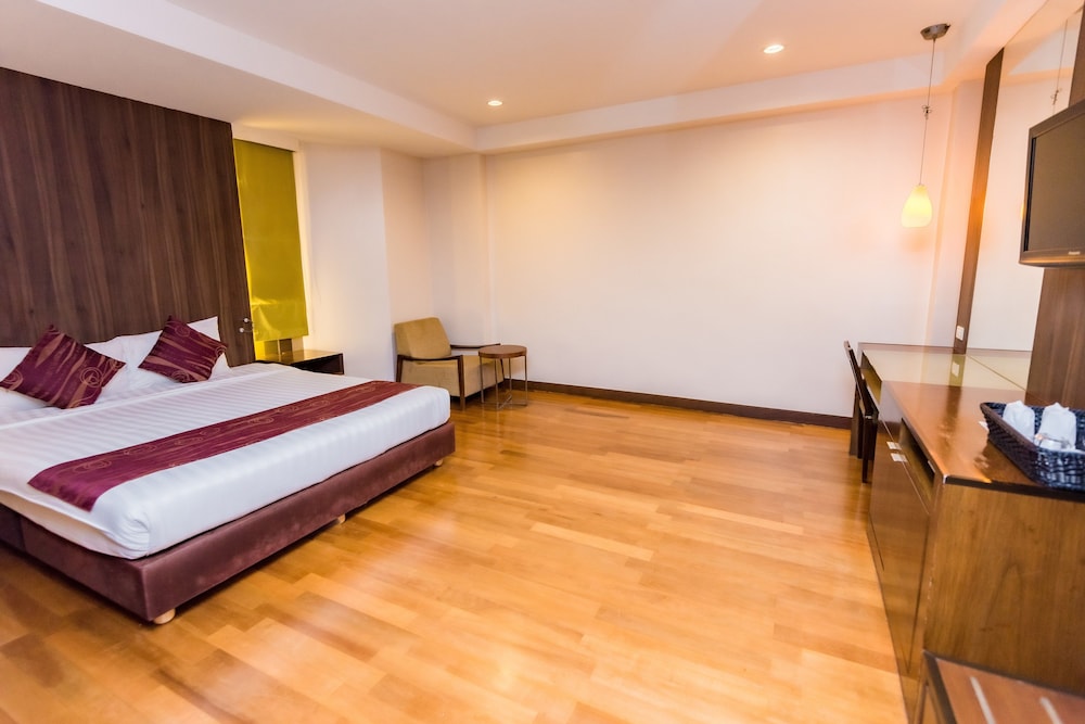Bally Suite Silom 8/25