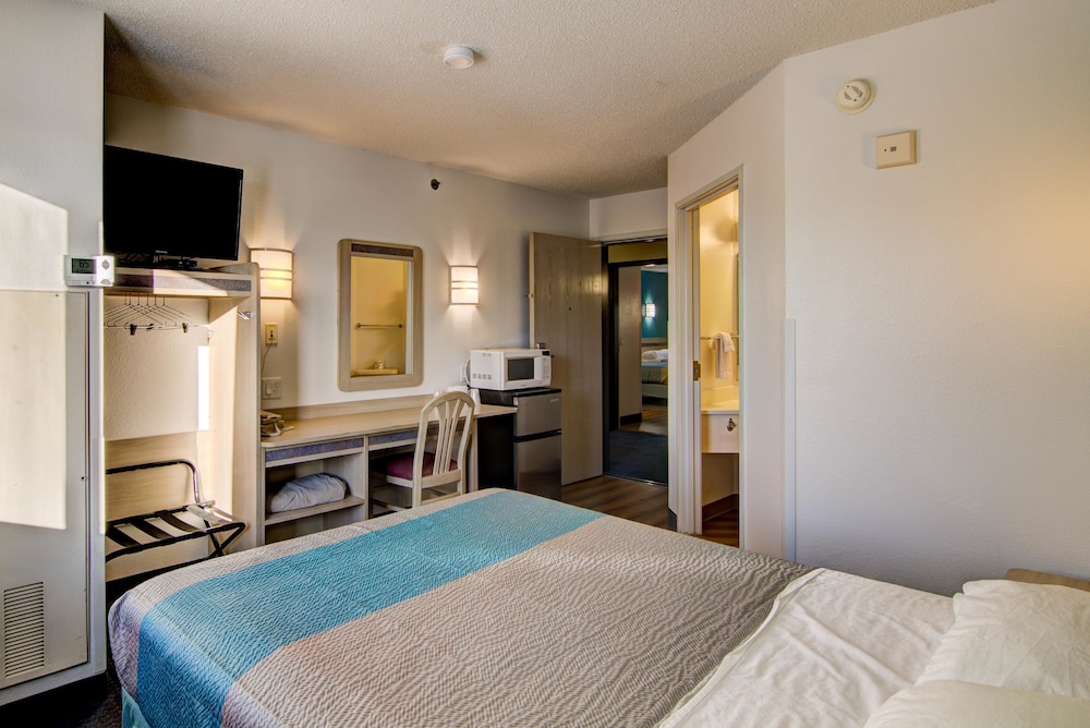 Econo Lodge Menomonie WI 3/15