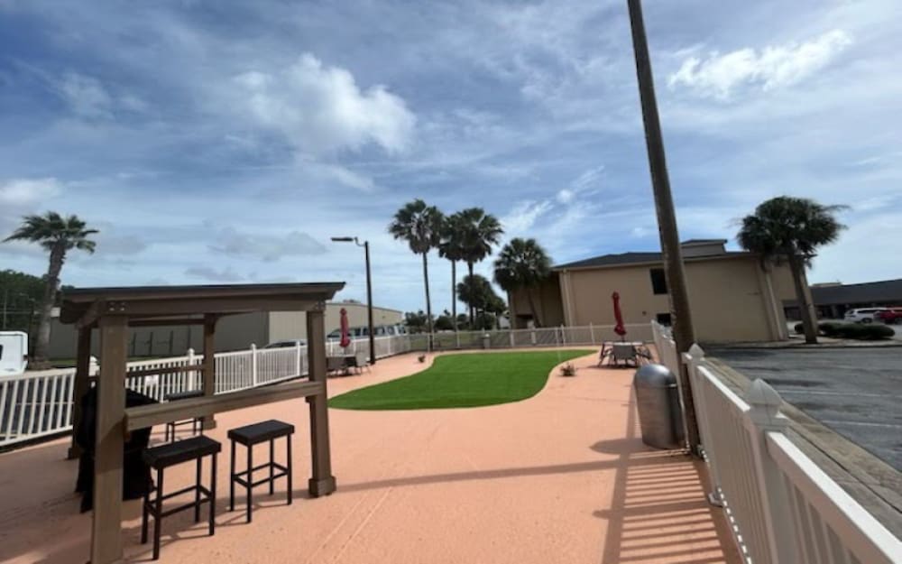 Guest Cottage & Suites 50/60