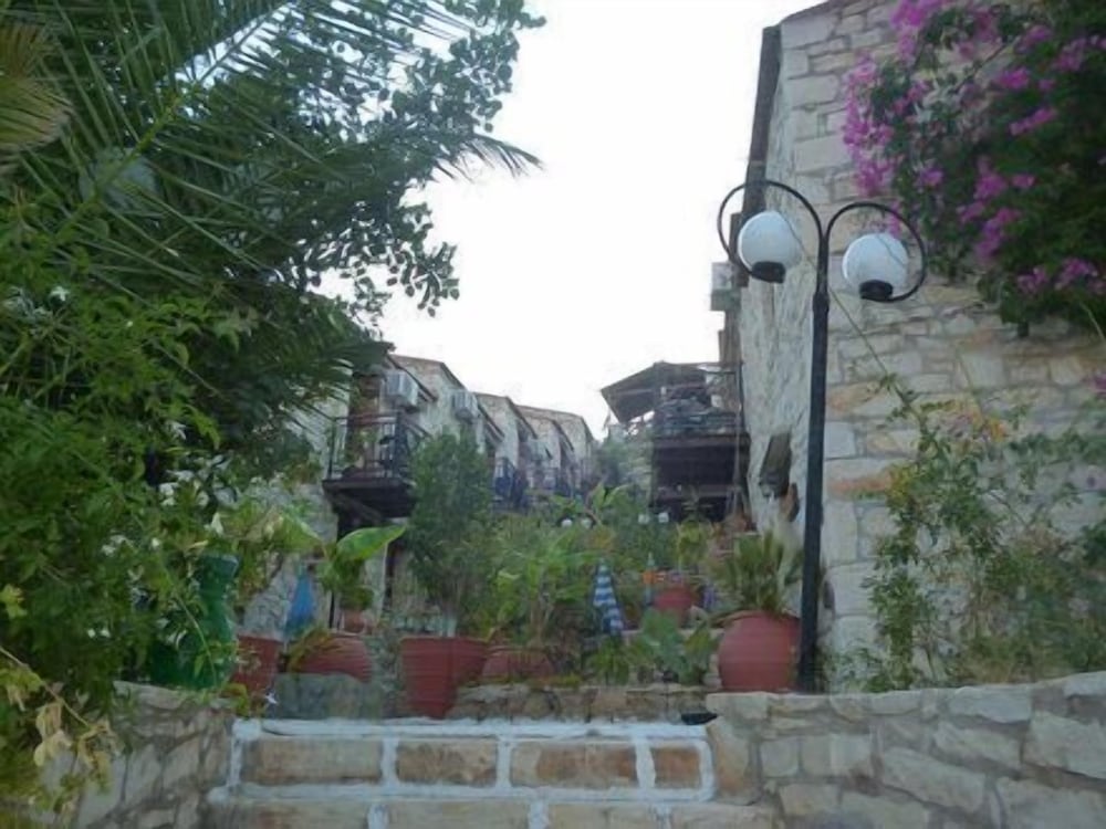 STONE VILLAGE 49/53