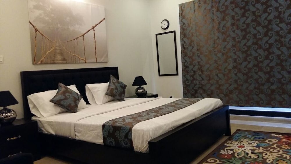 ROOM, DOUBLE BED