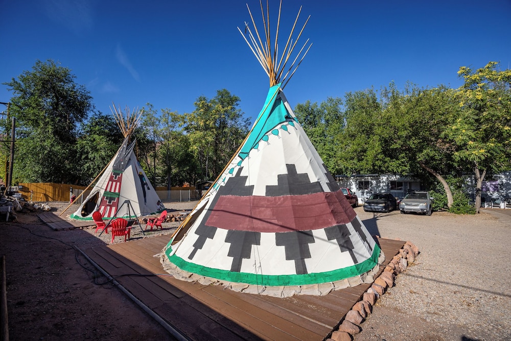 Apache Motel 39/48