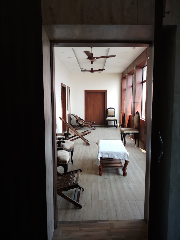 Dwivedi Hotels Sri Omkar Palace 15/37
