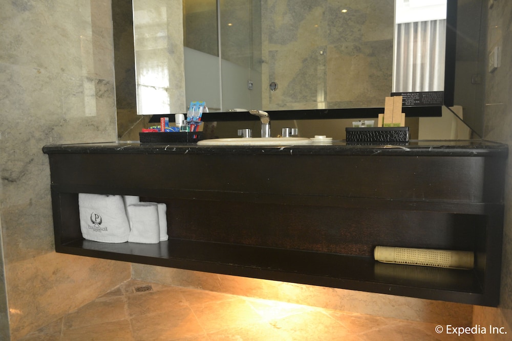 The Penthouse Hotel 4/50