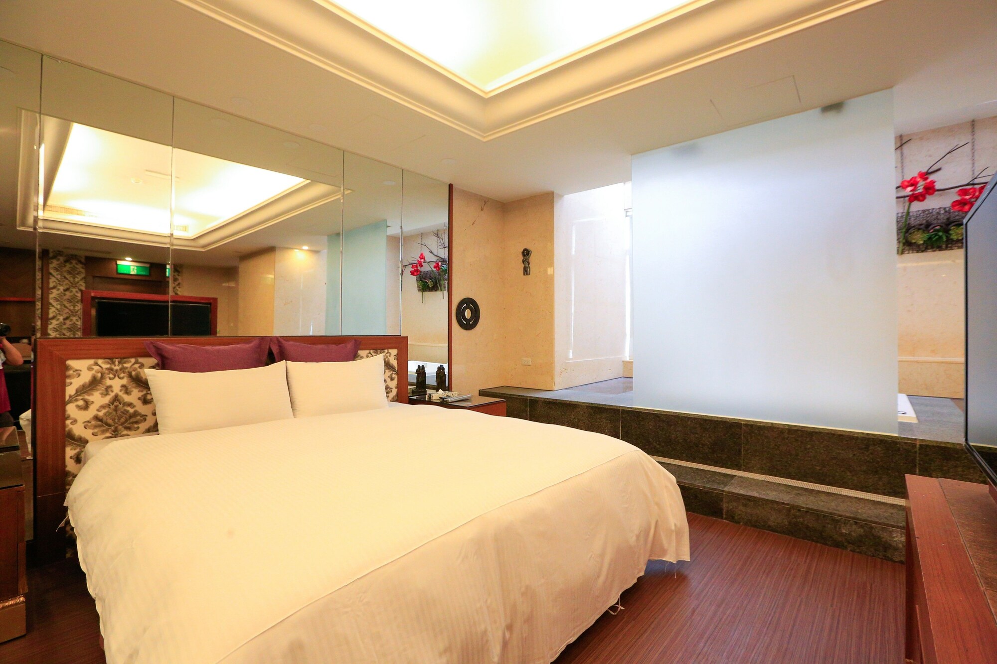 CLASSIC, KING BED, JETTED TUB