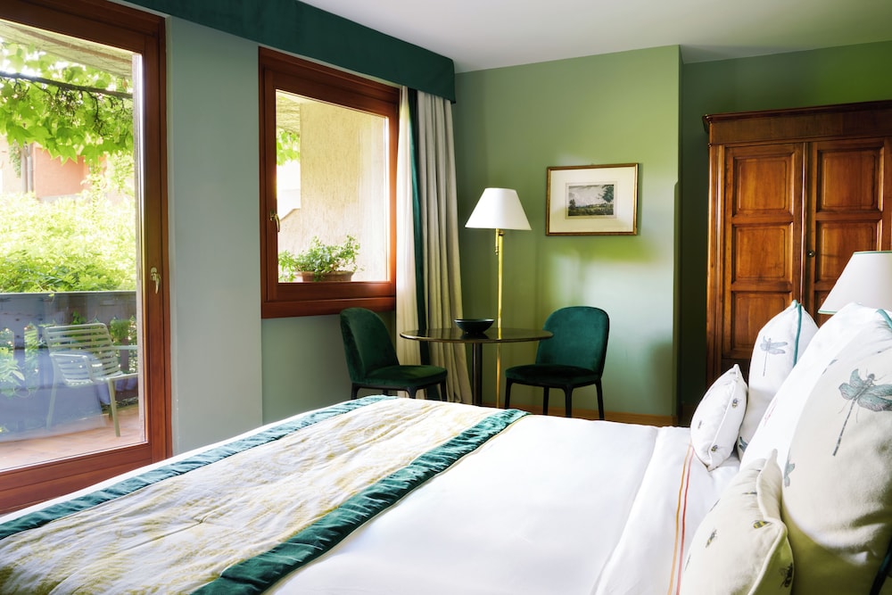 EXECUTIVE, SUITE