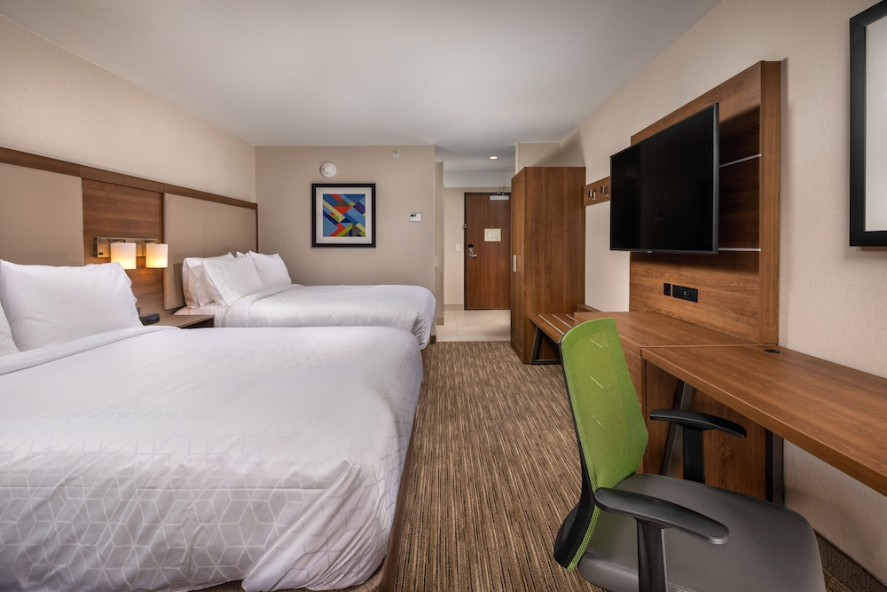 Holiday Inn Express and Suites Chatsworth 20/57