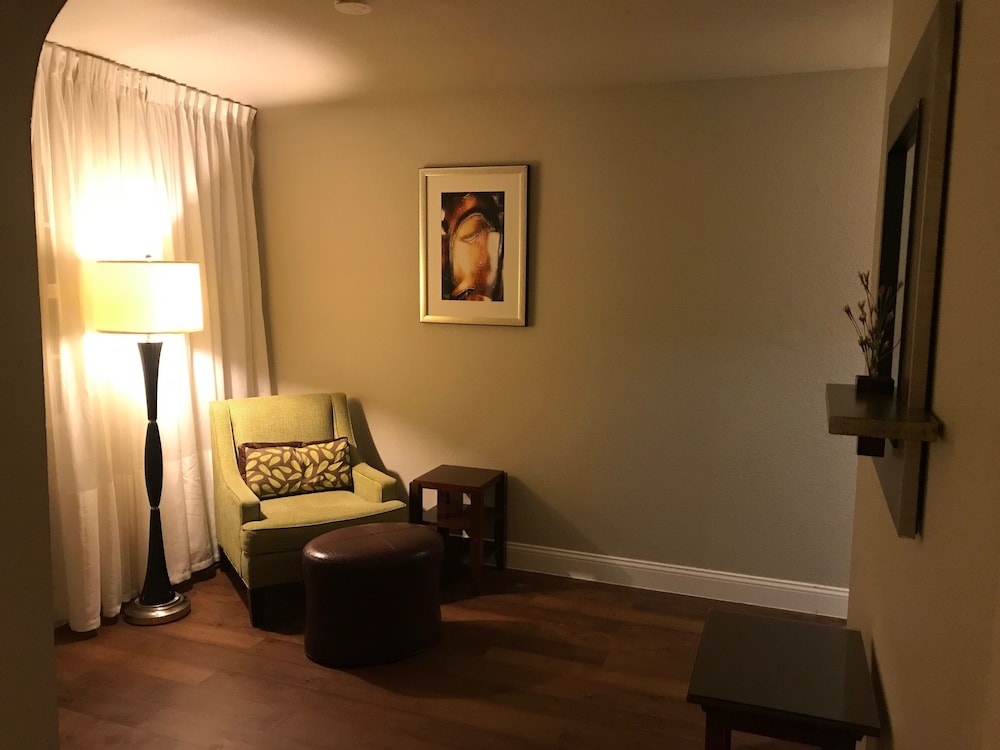 Stratus Suites Boutique Hotel 24/39