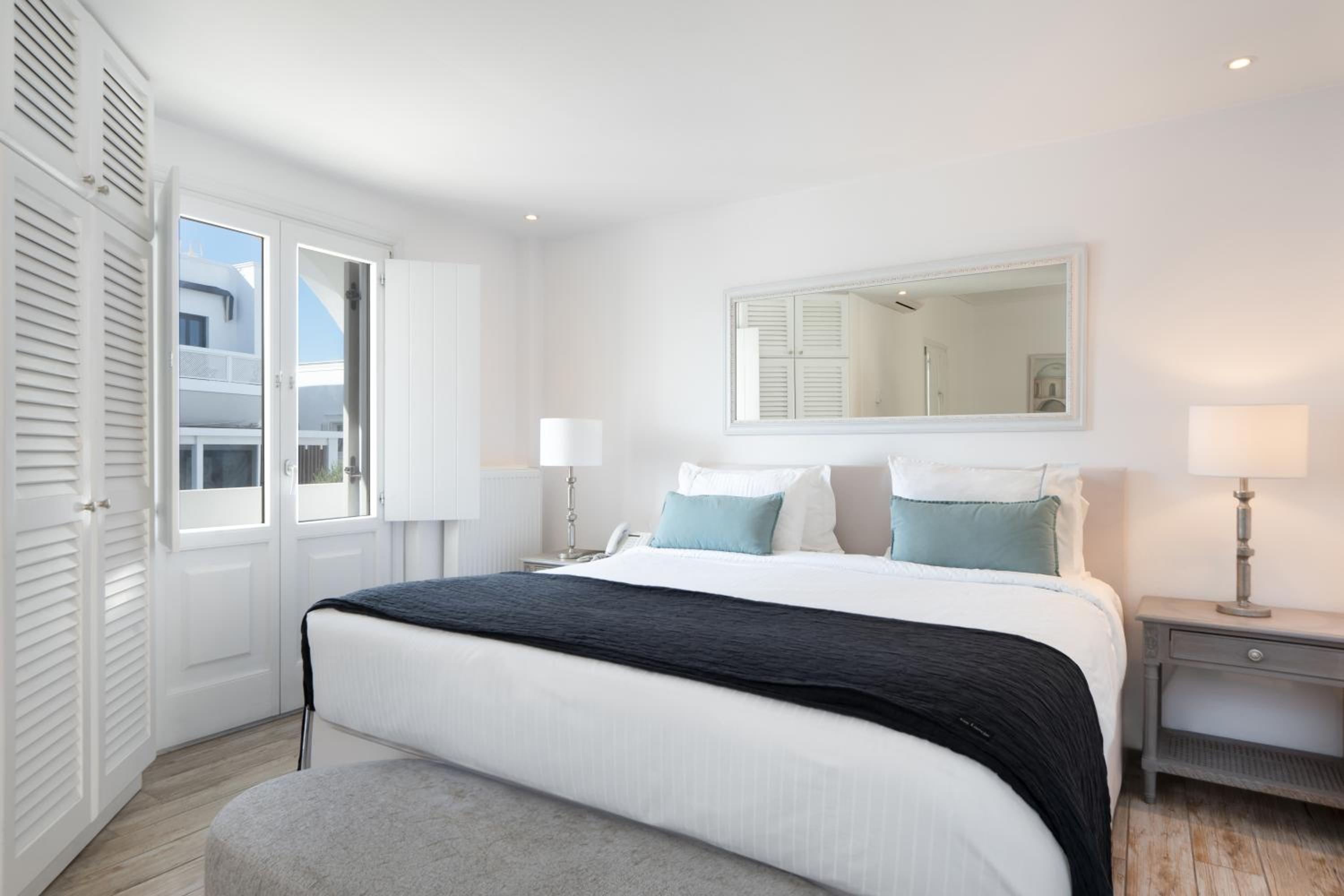 Studio, Suite, King Bed, Partial Sea View, Plunge Pool, Balcony, Street Level