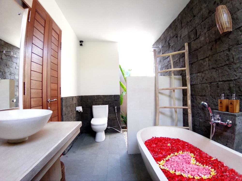 Three Gold Luxury Private Villas 49/50
