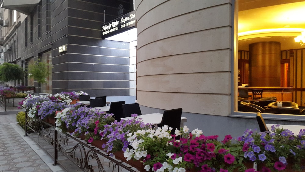 DIAMOND HOUSE HOTEL 8/42