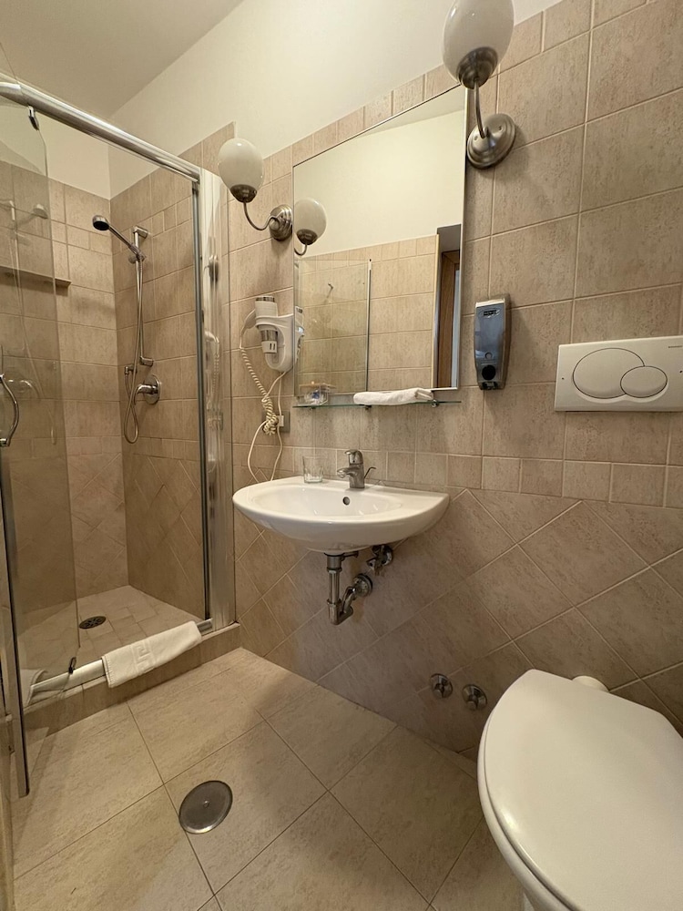 Elide Hotel 47/49