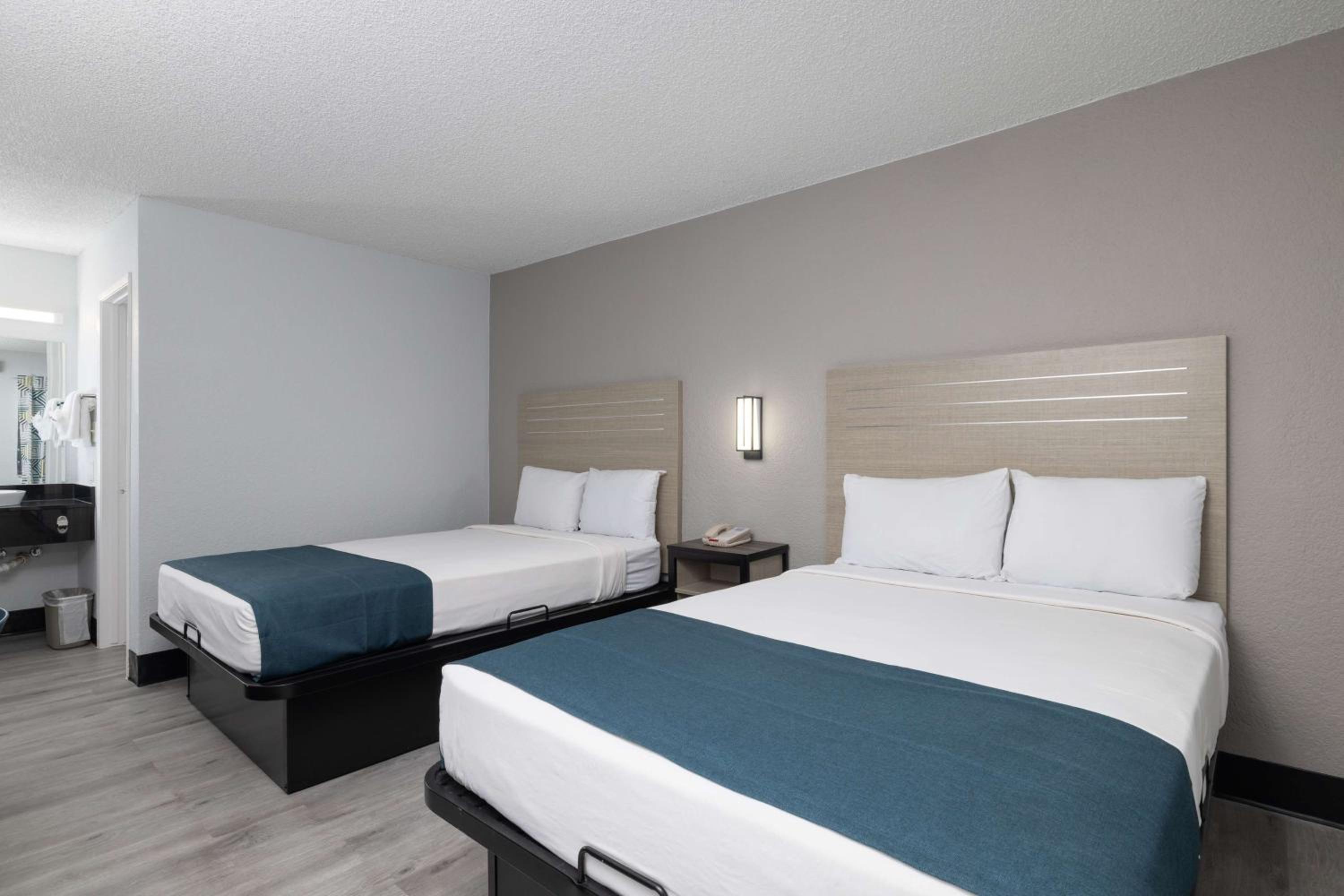 ROOM, QUADRUPLE