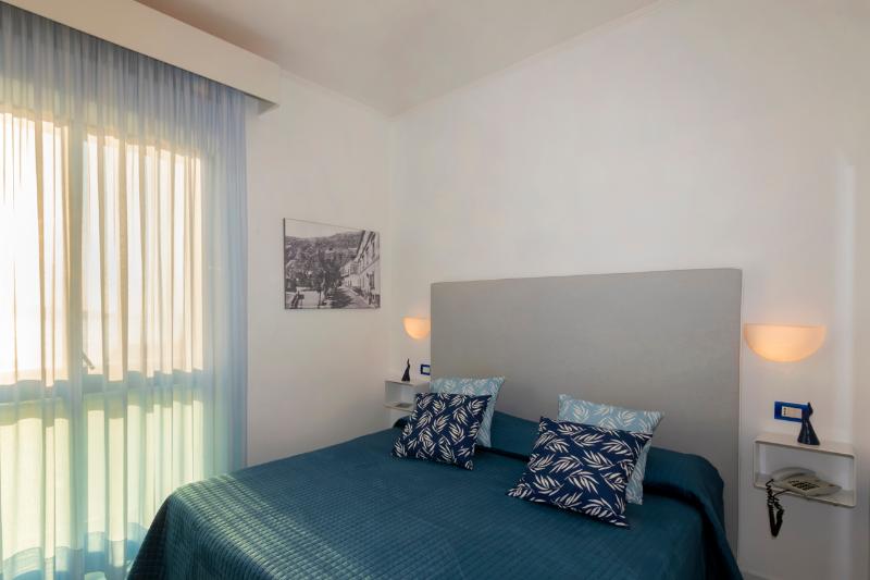 Basic, Twin Beds