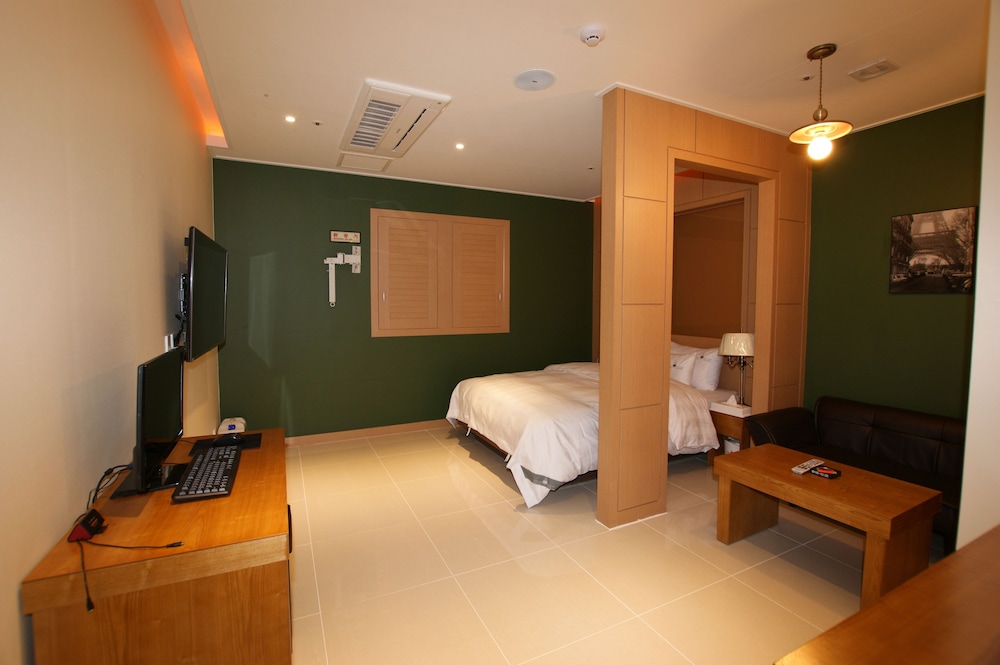 River Hotel 15/34