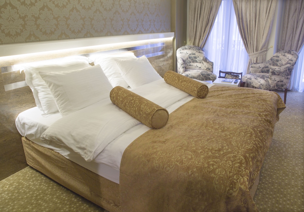 GOLDEN RAIN HOTEL 11/25