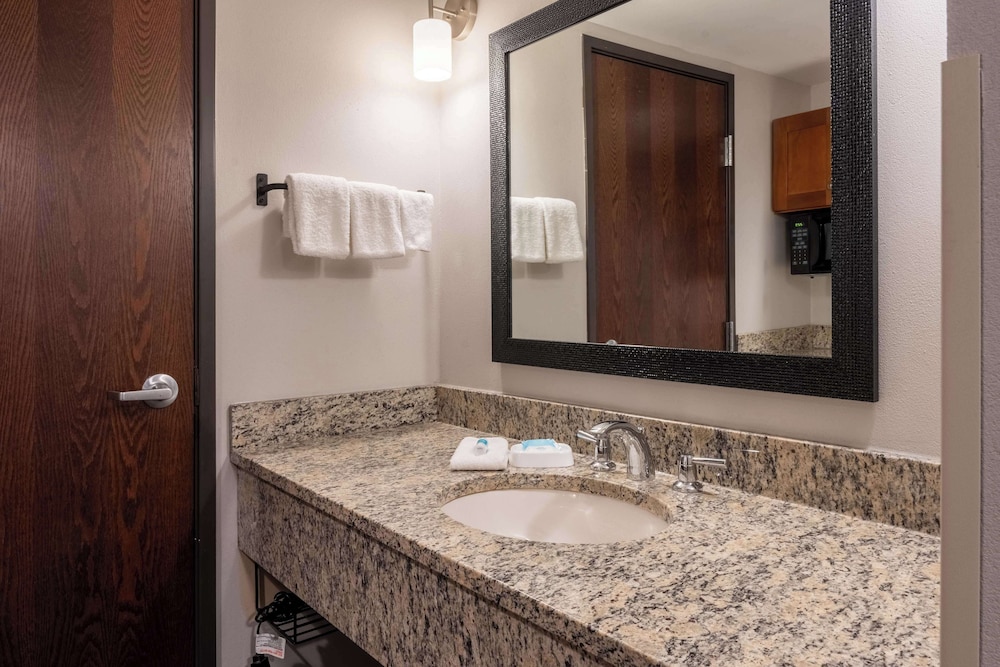 Drury Plaza Hotel Broadview Wichita 49/50