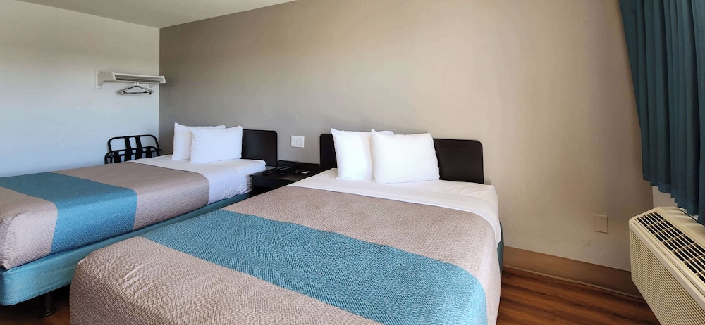 2 Queen Beds - Mobil Access Tub Nsmk Kitchen