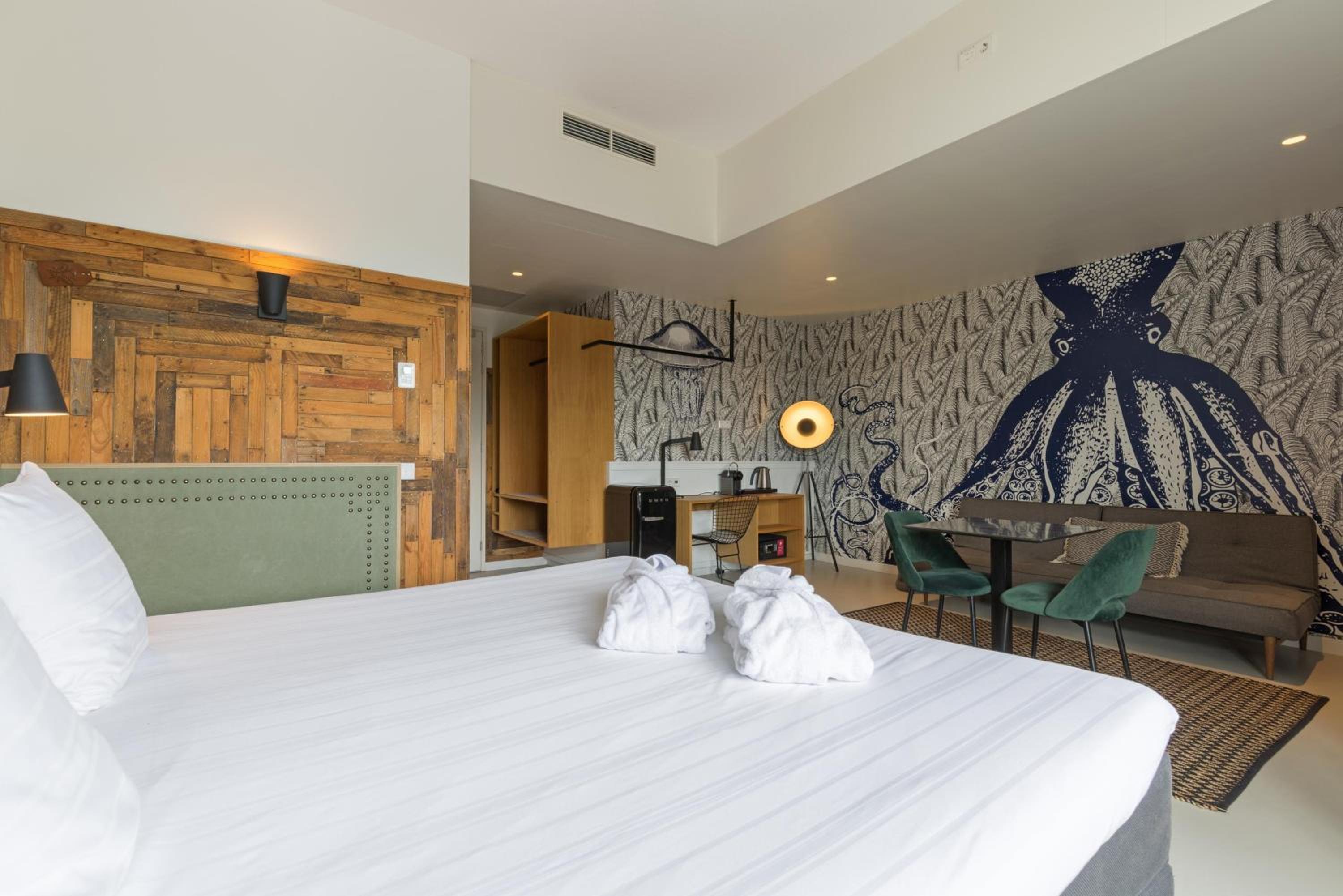 SUITE, LAKE VIEW